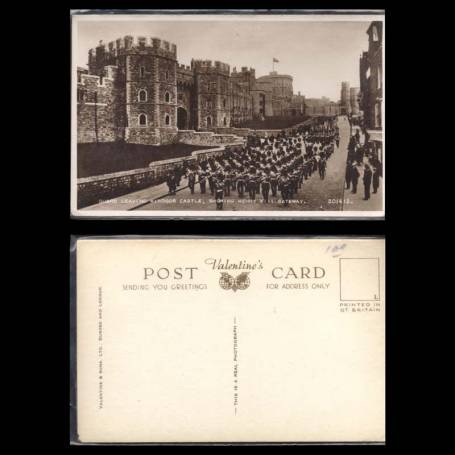 GB - Guard leaving windsor castle - Showing Henry VIII gateway