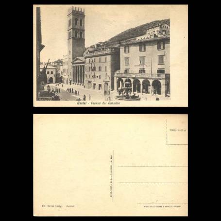 Italie - Assise - Piazza del Carmine