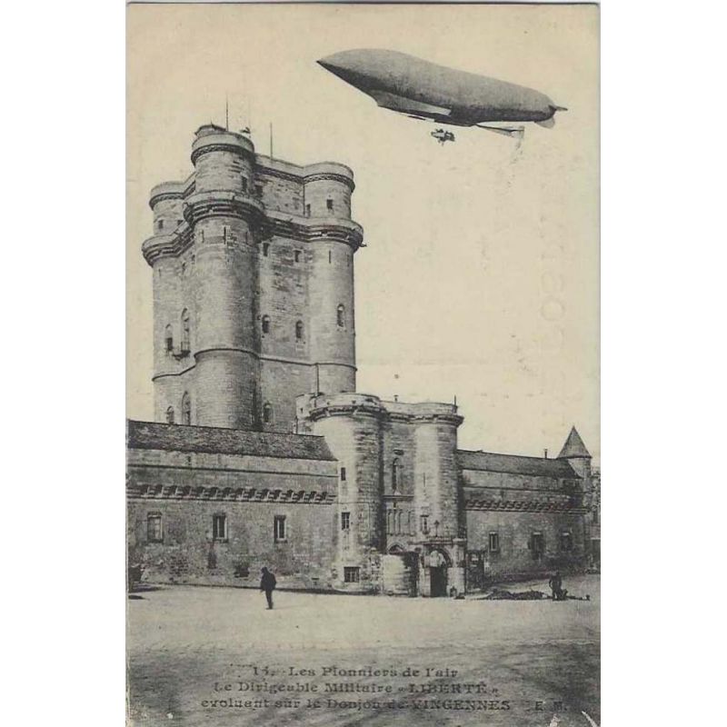 Le dirigeable Liberté survolant le chateau de vincennes