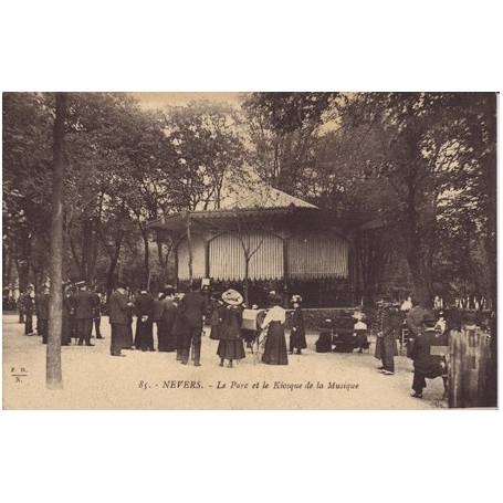 58 - Nevers - Le parc et le kiosque de la musique