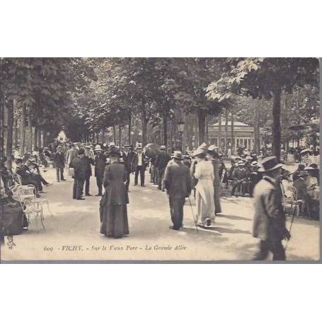 03 - Vichy - Sur le vieux parc - Grande allée animée