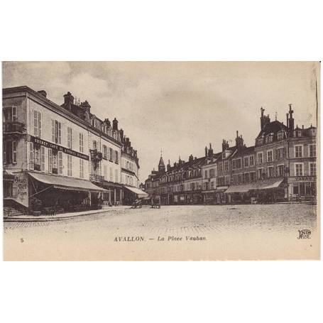 89 - Avallon - La place Vauban