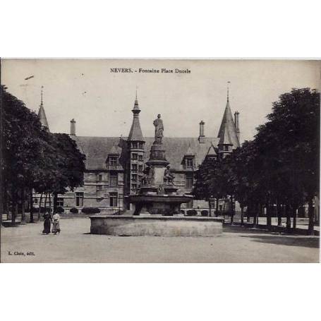 58 - Nevers - Fontaine Place Ducale - Voyagé - Dos divisé