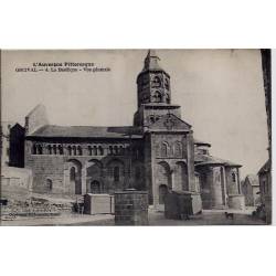 63 - L'auvergne pittoresque - Orcival - La basilique - Vue générale - Non voya