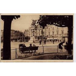 63 - Clermont-Ferrand - Place de Jaude et statue de Vercingétorix - Voyagé - D