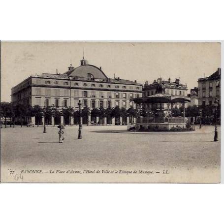 64 - Bayonne - La piace d'Armes, Hôtel de ville et le kiosque de Musique - Non