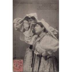 85 - Les sables d'Olonne -deux femmes en costumes d'époque - Voyagé - Dos divi