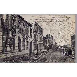 02 -Chauny - La France reconquise (1917) - Une rue entièrement saccagée à la...