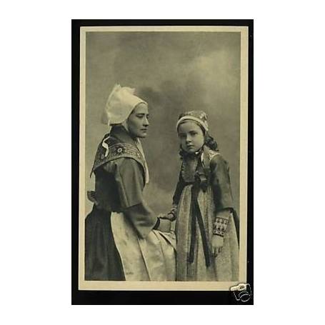 29 - Fillette et Femme de Plougastel-Daoulas