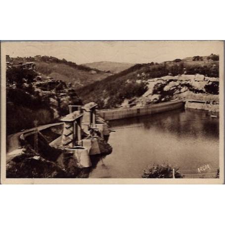 15 - Vallée de la Truyère - Barrage de Sarrans - A gauche, les 4 vannes des ...