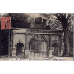 17 - Surgères - Intérieur du château - porte de l' Hôtel de Ville - Voyagé -...