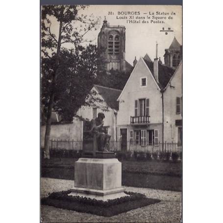 18 - Bourges - la statue de Louis XI dans le square de l' Hôtel des postes -...