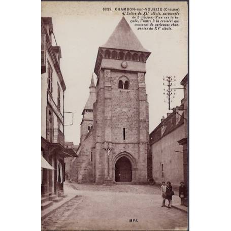 23 - Chambon-sur-Voueize - l 'église du XIIeme siècle, surmontée de 2 cloch...