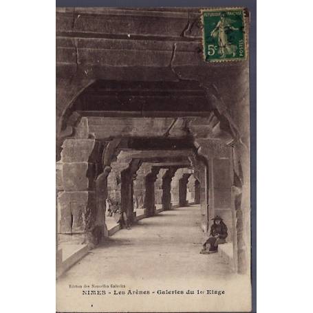 30 - Nîmes - les Arènes - Galeries du 1er étage - Voyagé - Dos divisé...