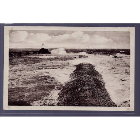 85 - Les Sables-d 'Olonne - effet de vagues à la grande jetée - Non voyagé 